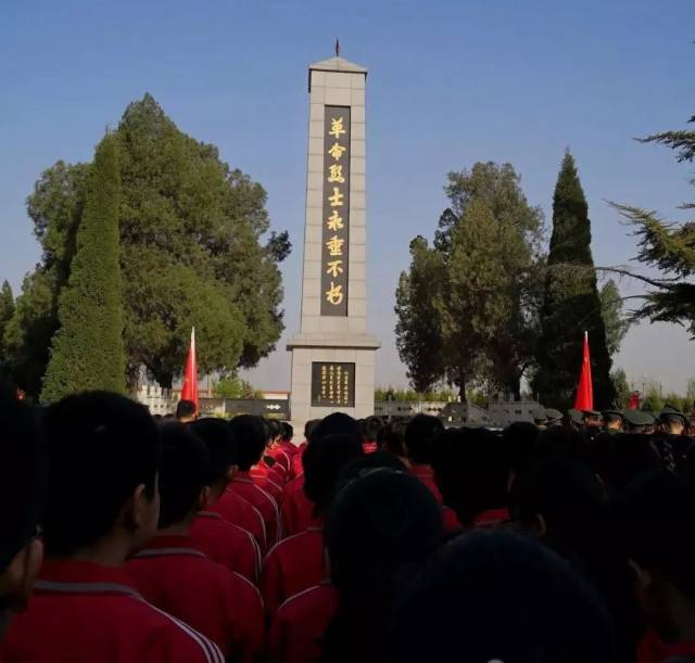 实验中学100余名共青团员在闻喜黄花岭革命烈士陵园开展了"清明祭英烈