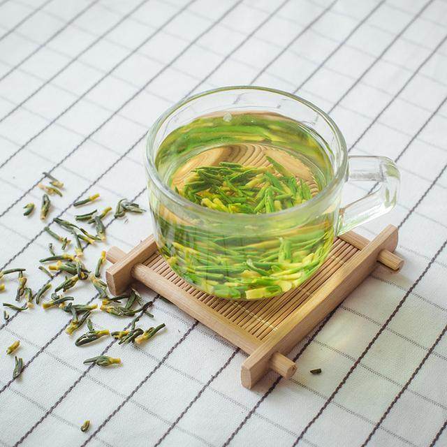 ，但是有极强的强心功效，饮用莲子心茶可以清理血液，排出身体的毒素。