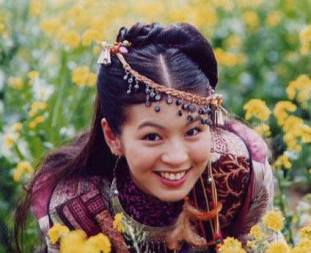 绿光森林主演近况,苏菲成面摊老板娘,立威廉3岁女儿腿
