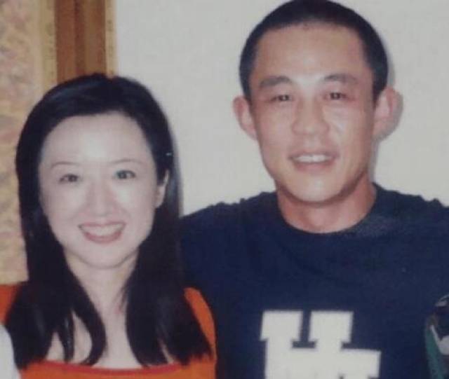51岁侯勇和56岁何政军,同样携老婆现身,差距不是一般的大!