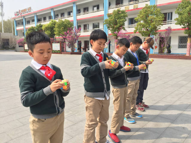 为丰富学生的课间活动,让课间更好的文明有序,近日,文化路第一小学