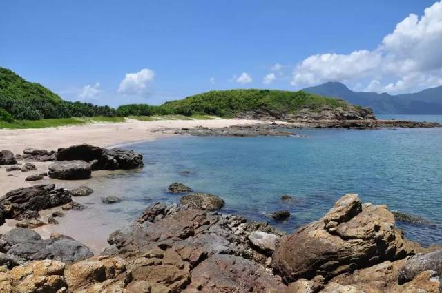 浴场 众多珍稀海洋动物和独特的造型石景 大甲岛月亮湾沙滩两端离岸