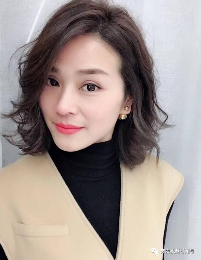 整体烫发发型非常凌乱,给人的第一图片有些蓬松的发型,这发型这款感觉斜分披肩发感觉就是2015女图片