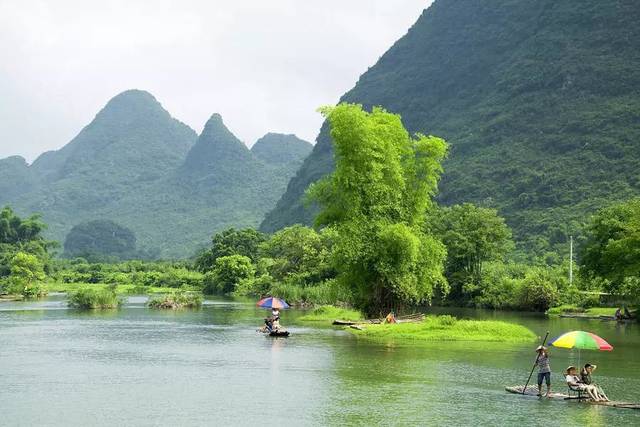 阳朔的漓江山水绵延一百多公里,山光水色是漓江风光最精萃的部分.