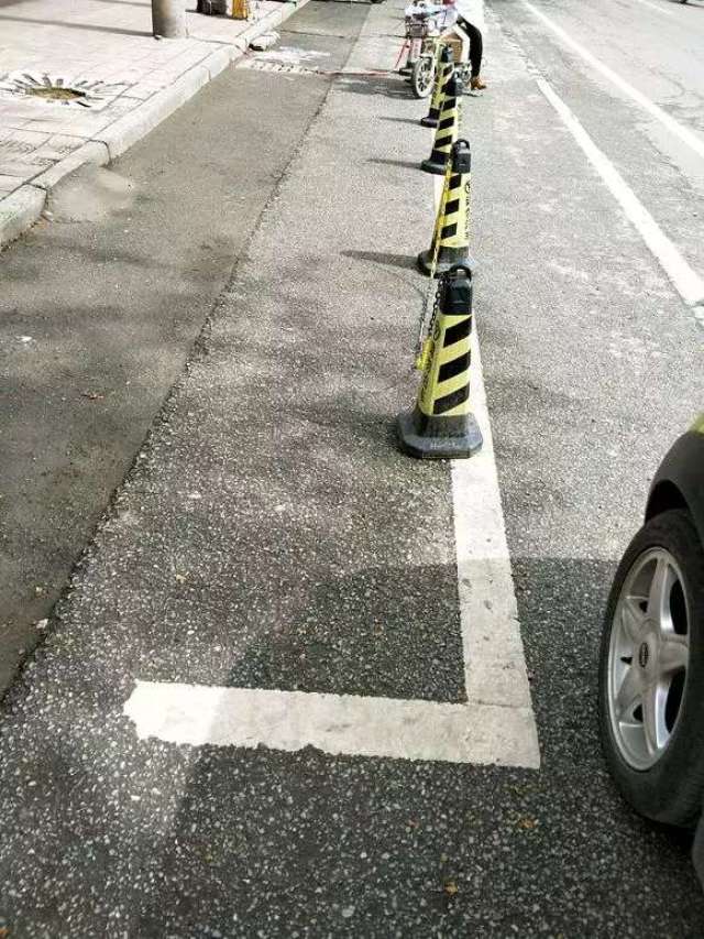 新野路边停车位是私人的还是公共的?