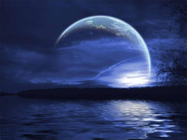 月亮对我说 今夜,它很孤独 因为星星去了远方 而云彩却被风儿吹散 我