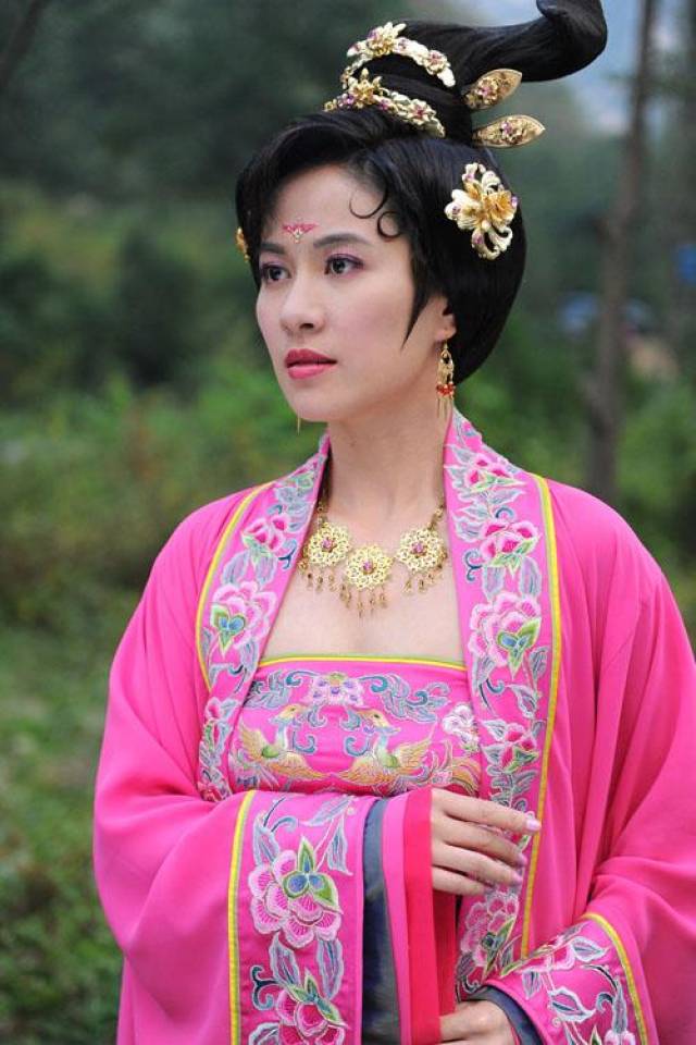 演皇后最美的6位女星:邓英造型超惊艳,巩俐秦岚都输给