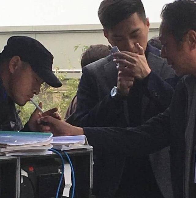靳东抽烟的样子看起来也是那么的帅气,前几年靳东的微博还称要戒烟