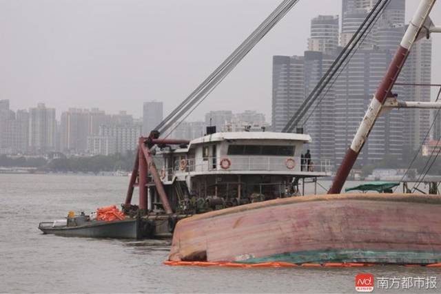 广州鹤洞桥附近运沙船被撞沉,4人落水获救!沉没视频曝光