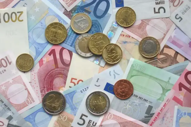 想当年 每个国家都有自己的货币 比利时在用比利时法郎 德国在用德国