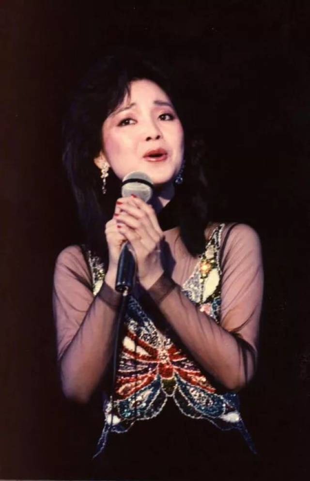 作为华语乐坛的顶级天后,邓丽君女士在1983年12月与红磡体育馆开唱