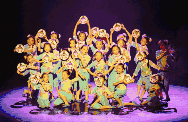 【求一些用英语表演的小节目什么样的形式都可以,除了舞蹈和唱歌.