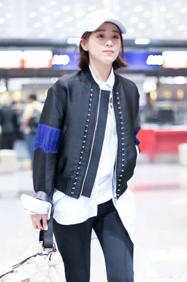 阚清子浓妆艳抹大胆亮相,网友:还我清纯妹子!