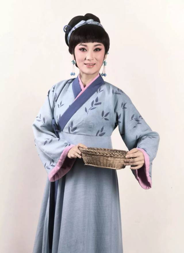 众轿夫,众妇女,众乡邻,众游子:本团演员 团长寄语 "越剧《游子吟》的