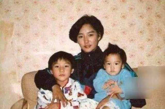 1986年两人原本打算结婚,但签字当日徐少强居然"忘了" 带离婚证明书