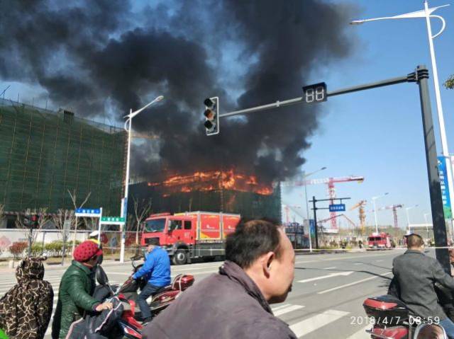 小编的现场采访是这样的:2018年4月7日8时44分,盐城市腾飞路与惠民