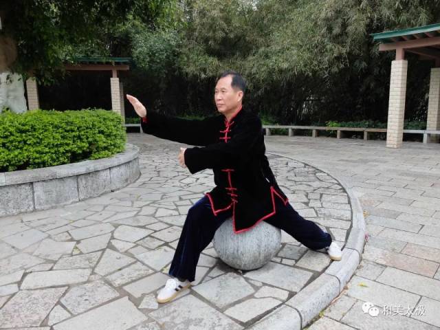 在此摘录网络文章《郭云深秘传形意拳下势桩》中有段关于调身之坐的