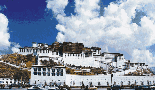 地理位置:中国西南地区边疆,青藏高原西南部 面 积:122.
