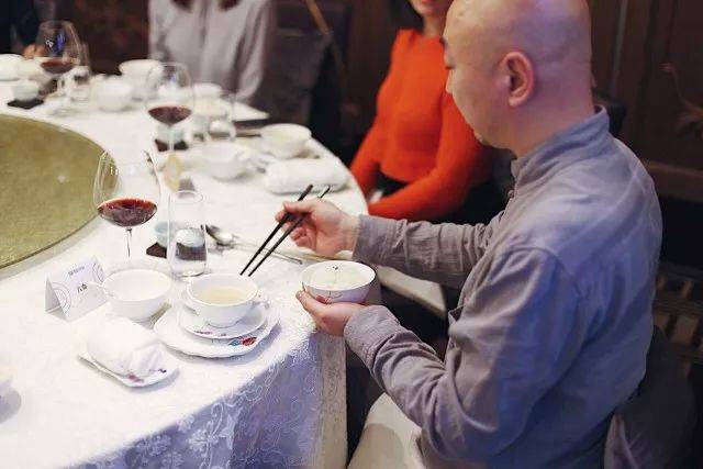中式餐桌最重要的餐具是筷子,文明用筷子是礼仪的重点.
