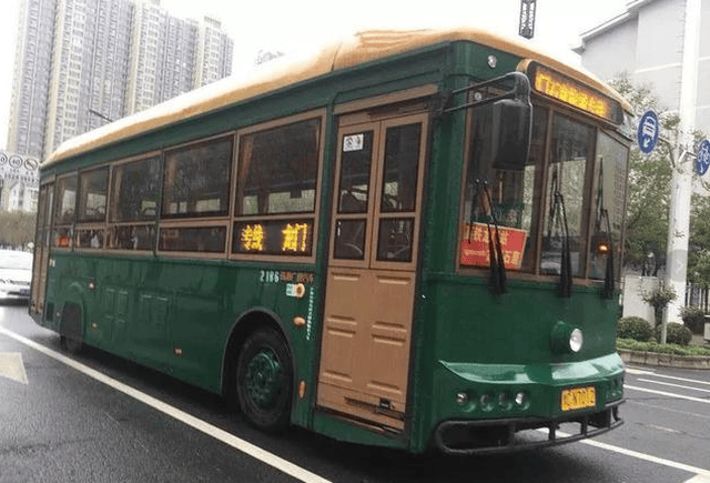 洛阳牡丹文化节期间,票价一块五的铛铛车旅游专线上路