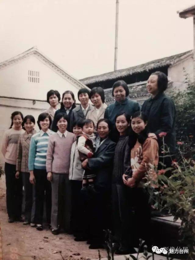 那时候,街上琳琅满目的喇叭裤,健美裤,蝙蝠衫,连衣裙总让我转不动