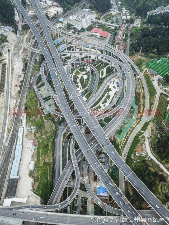 贵阳黔春路城市立交桥如一架精妙的琴弦,弹奏着时代的