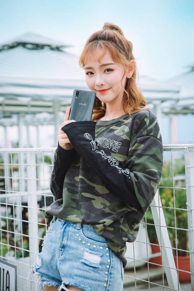 这个全面屏有点不一样 vivo x21屏幕指纹版美女图赏