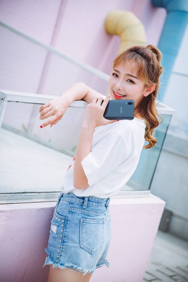 这个全面屏有点不一样 vivo x21屏幕指纹版美女图赏