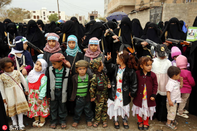 当地时间2018年4月7日,也门萨那,众多也门女性带领儿童持枪械武器