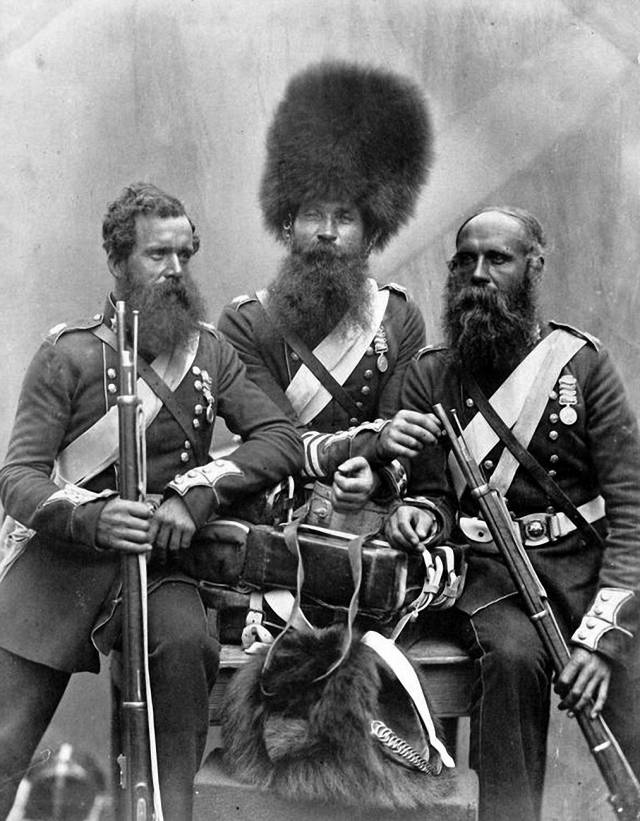 英国冷溪近卫团的三名士兵,拍摄于克里米亚战争期间,1854 -1856年.