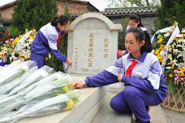 北京市赵登禹学校开展清明节祭扫活动