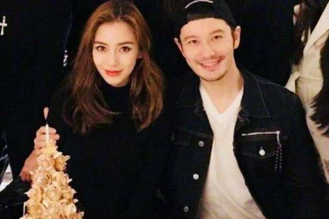 黄晓明一家三口现身动物园,小海绵亲子装抢眼,正脸很白很可爱