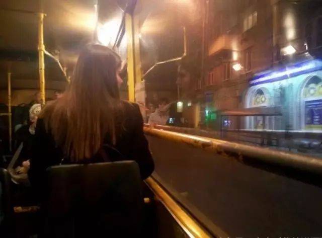 孤独的乌克兰夜晚,一个人坐车,拍摄到一名妹纸.