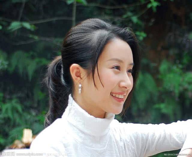 都说舒畅真人秀节目里脸变僵了,看看她从小到大的照片