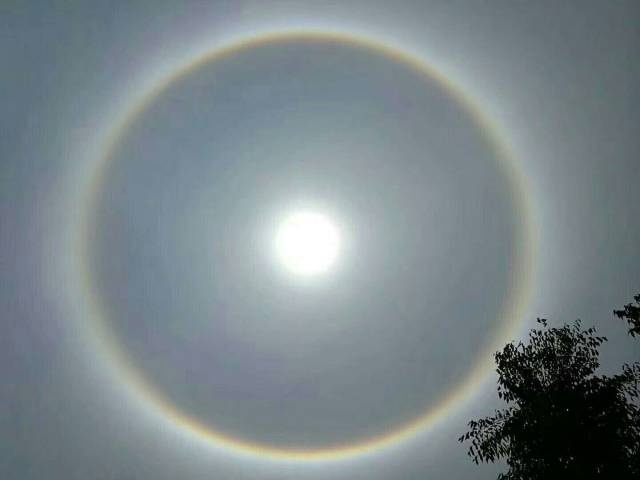 云南上空现"日晕"奇观 太阳环绕圆形光环