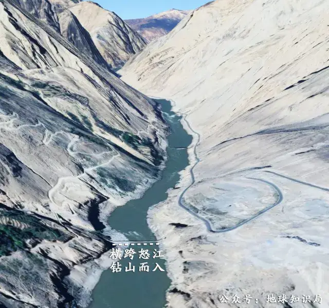 通麦天险,因沿线帕隆藏布江两岸的山体土质较为疏松,高山滚石难以预料