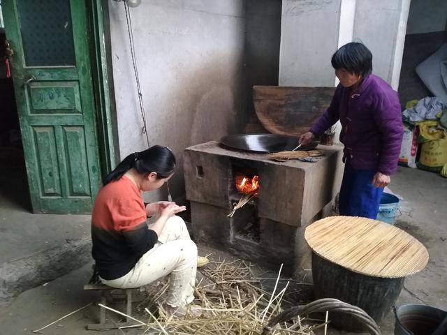 回家帮父母干活,母亲烙油饼给我们吃,还有柴火锅炖的鸡肉