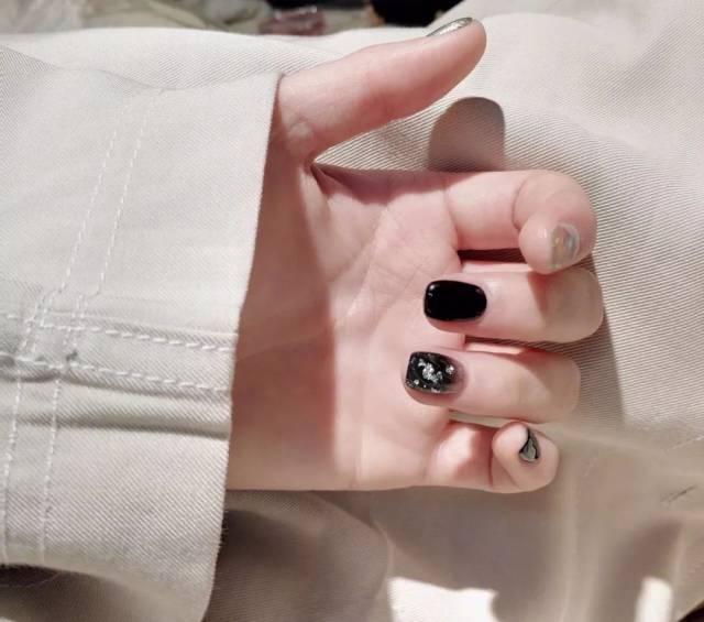 黑色晕染美甲,高级性冷淡风