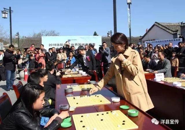 争霸赛前,世界围棋冠军罗洗河(九段),梁雅娣(二段)与汉中围棋选手举行