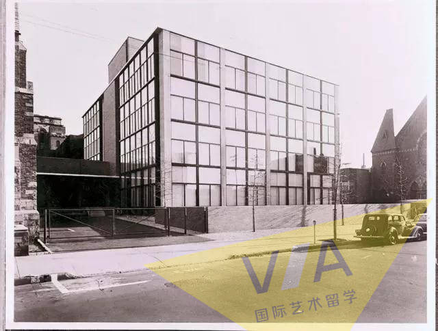 其中路易斯·康的设计最为出名,学建筑的小伙伴们一定知道他,耶鲁大学