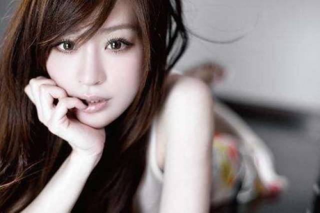 英文版《第一次爱的人 》:满满初恋时的回忆