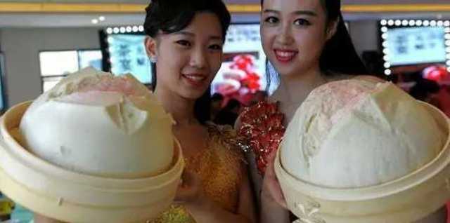 姑娘,你俩这馒头有点太吓人了,估计够你俩吃好几天的了吧!