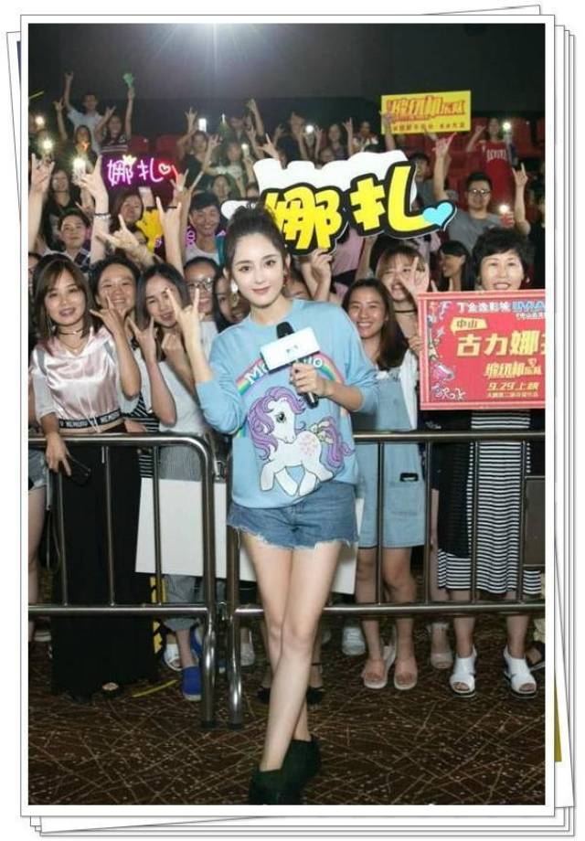 关晓彤终于反击了!这毛衣穿的满屏少女范,撞上古力娜扎都没输!