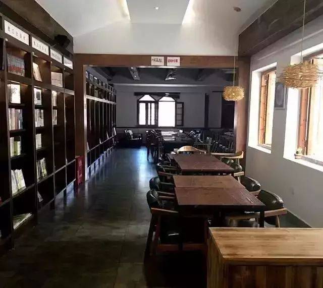 这家书店共有两层,一楼是玻璃阳光房天井阅读区,二楼有临窗雅座可以
