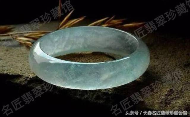 絮状物"是透明或半透明的翡翠通过侧光或底光的照射,在翡翠内部能看见