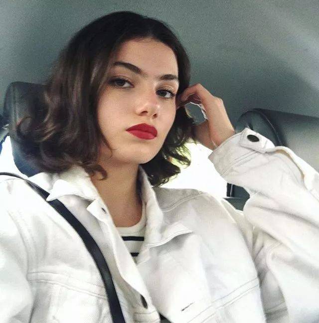 蓬松凌乱的美式金色复古短卷发,味道十足的卷发让人看起来更加妩媚