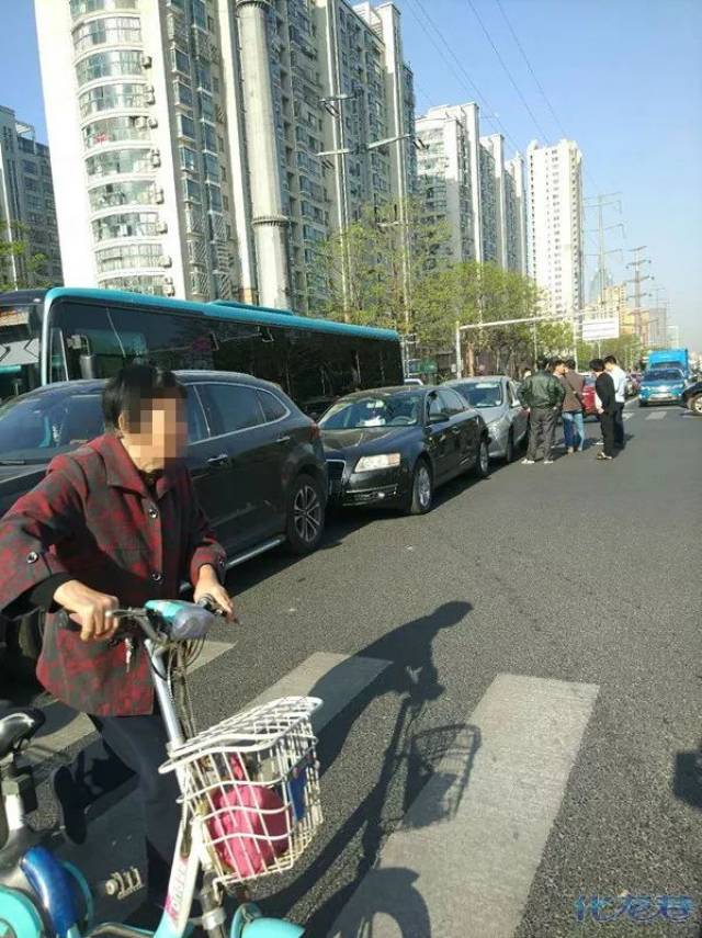 常州巫山路太湖路红绿灯路口发生追尾事故!