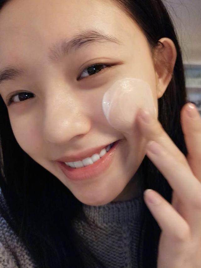素颜的她还是拥有着二十岁该有的青春阳光,精致的五官