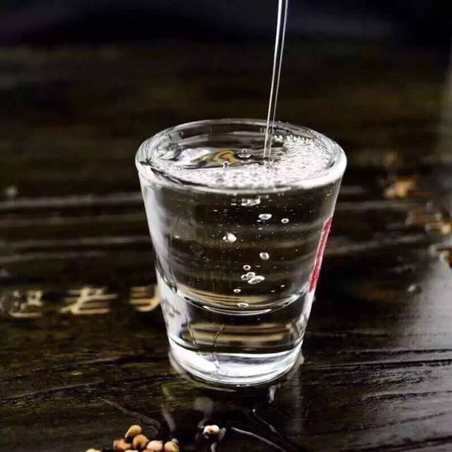 二.从酒的香味上来辨别