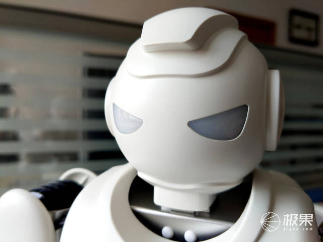 alpha ebot 机器人头部的造型有点像奥特曼,眼睛为led展示灯,开机后会